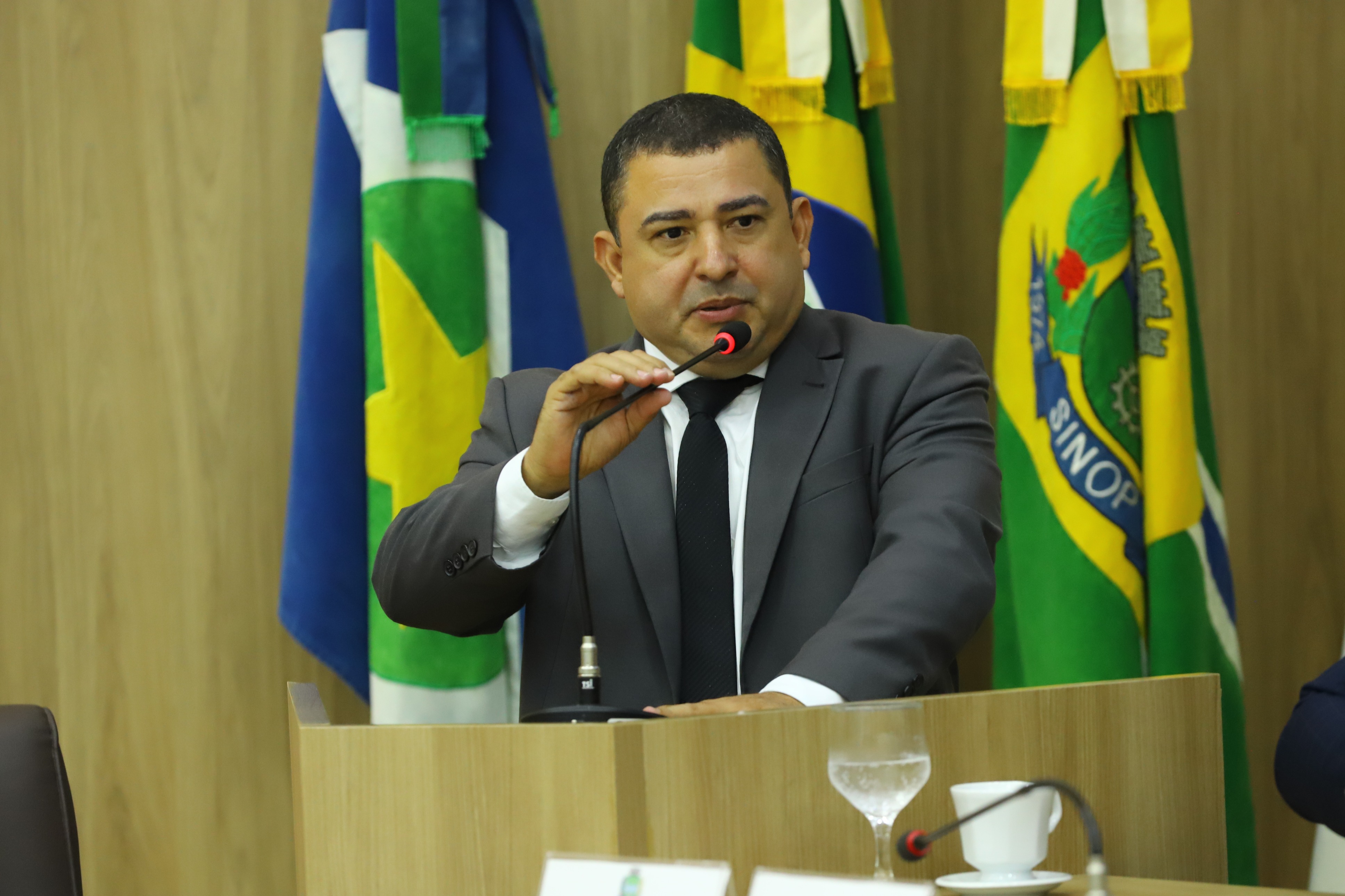 Adenilson indica “botão do pânico” em escolas