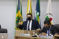 Adenilson pede afastamento e tem projeto sobre violência contra mulher aprovado