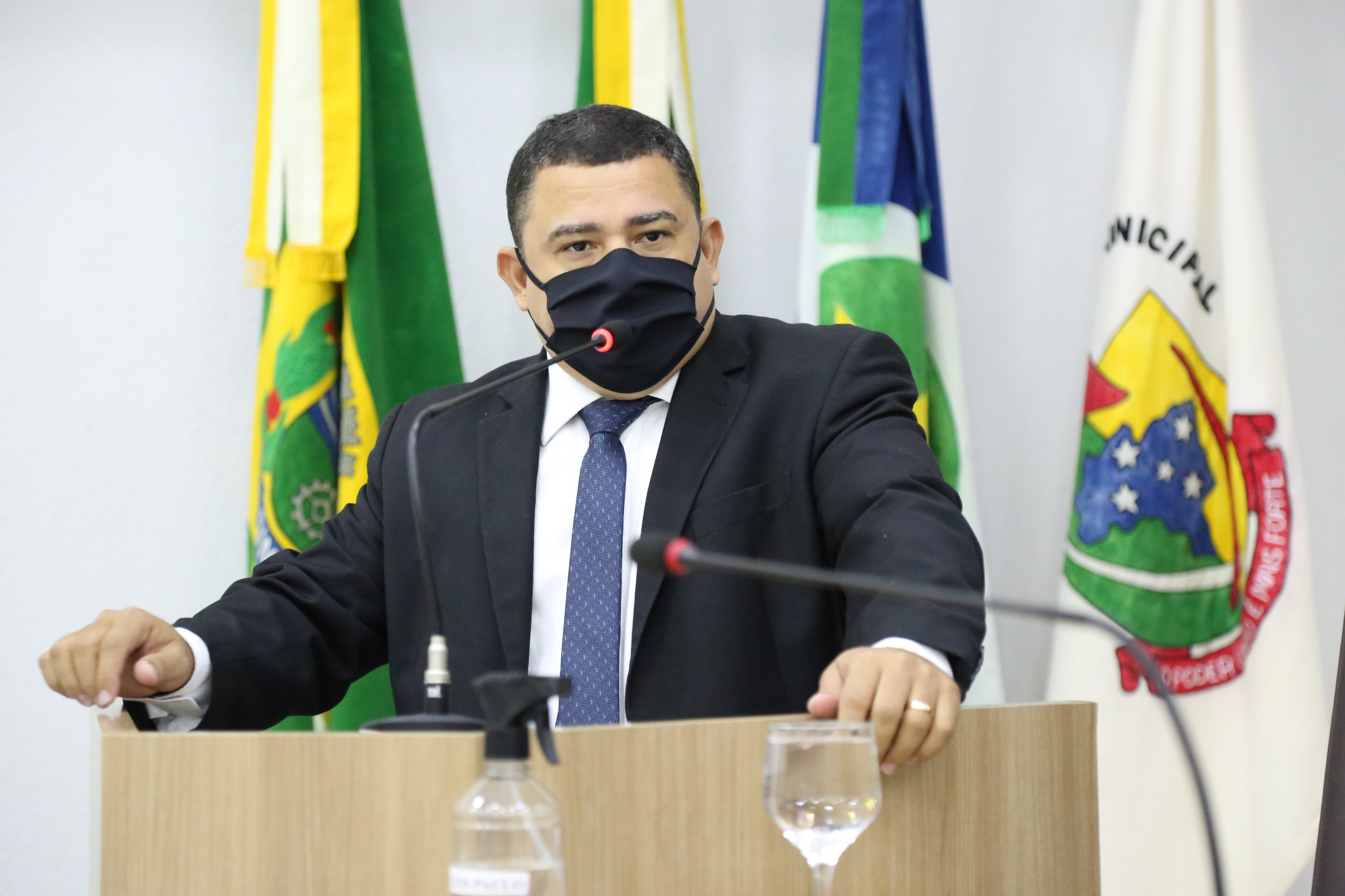 Adenilson pede implantação de projeto para atender moradores de rua 