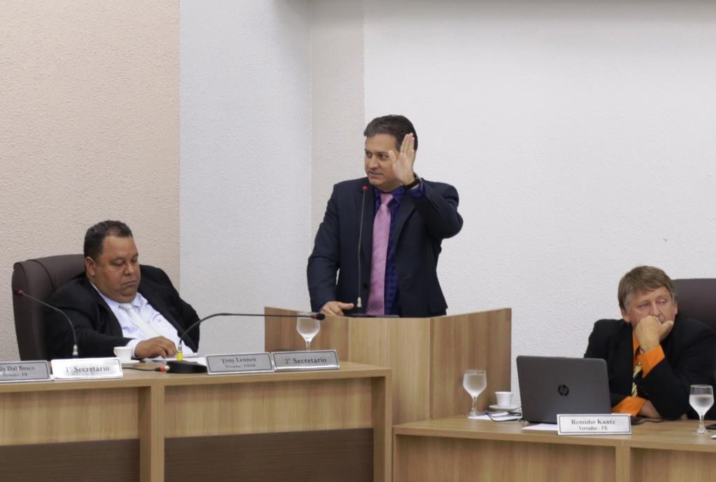 Billy Dal Bosco pede recuperação de asfalto em rotatória