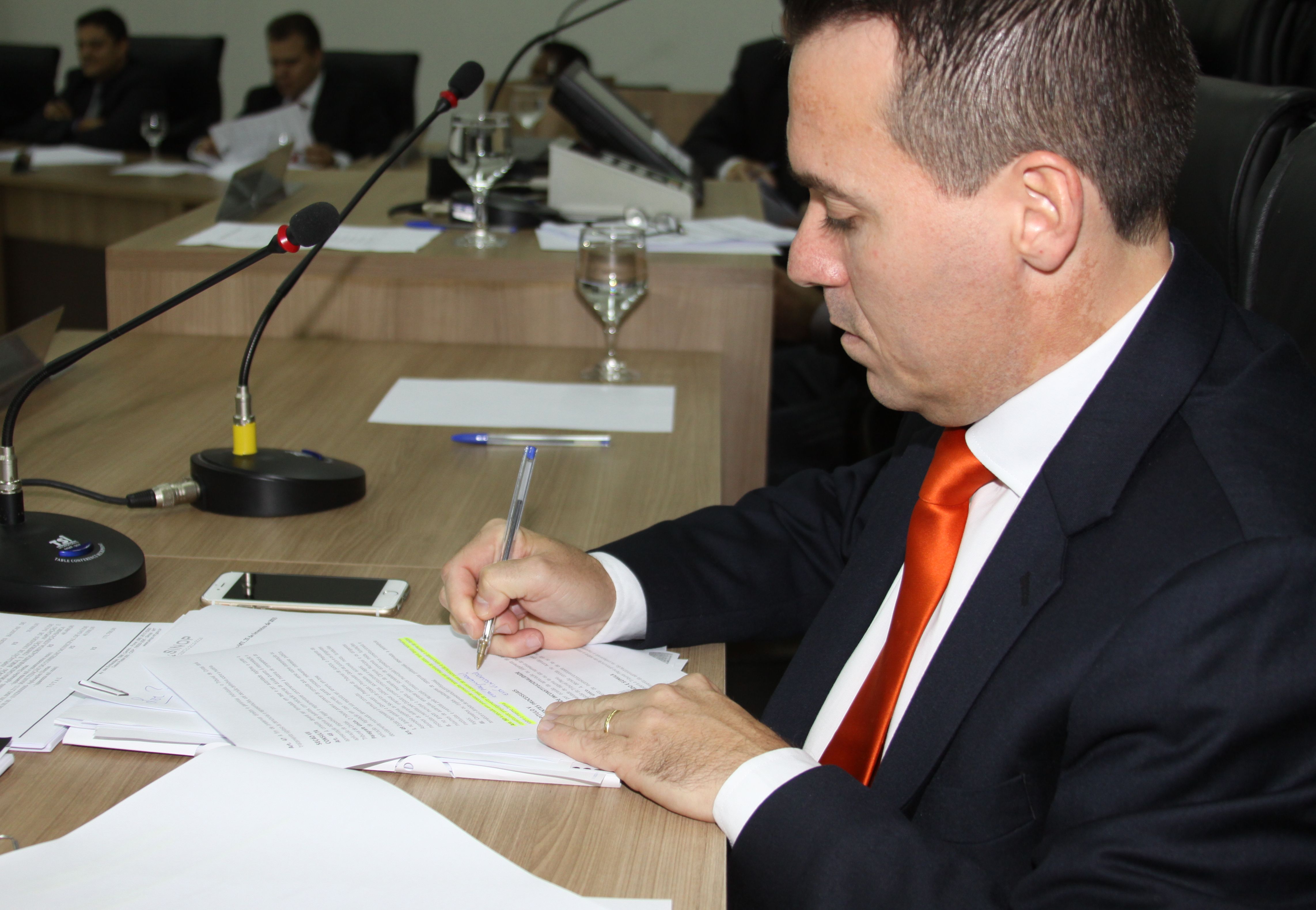 Brandão solicita implantação de redutores de velocidade e limpeza de boeiros