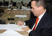 Brandão solicita implantação de redutores de velocidade e limpeza de boeiros