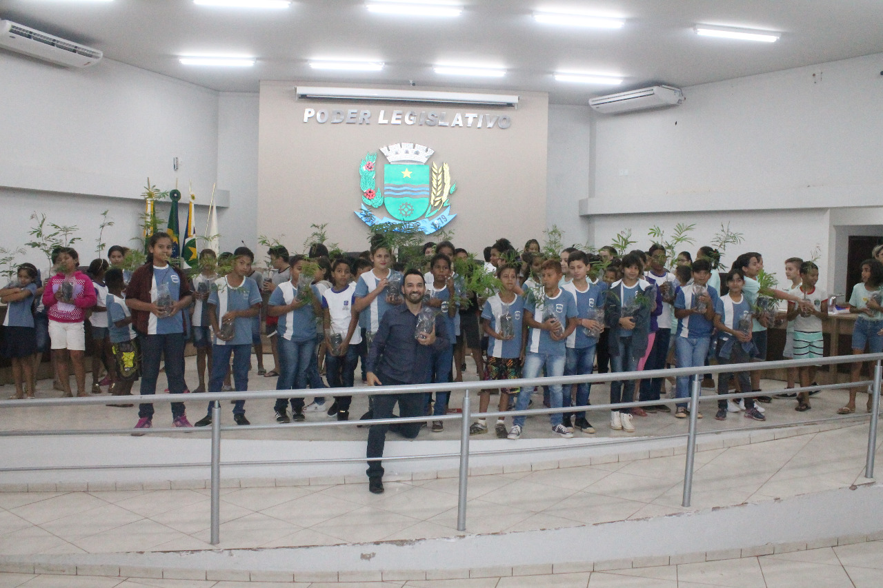 Câmara Mirim realiza palestra sobre arborização e distribui mudas de árvores