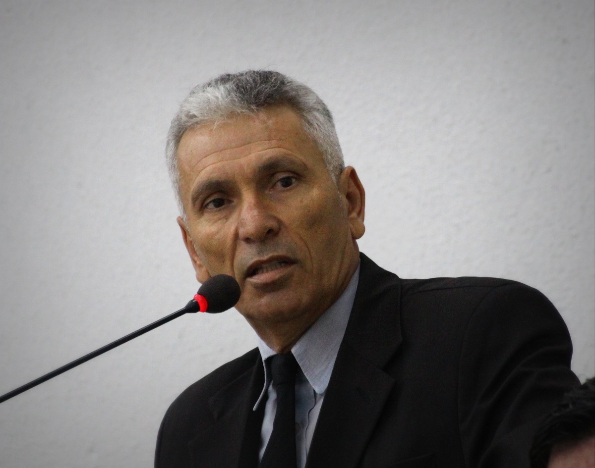 Carlão pede construção de calçada ao lado do Cras e melhorias na sinalização