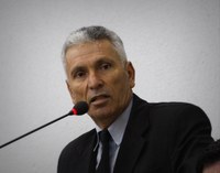Carlão pede construção de calçada ao lado do Cras e melhorias na sinalização