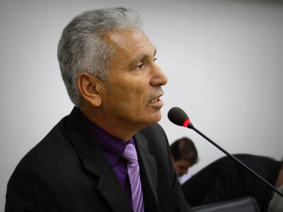 Carlão pede limpeza de vala e instalação de redutor de velocidade no centro