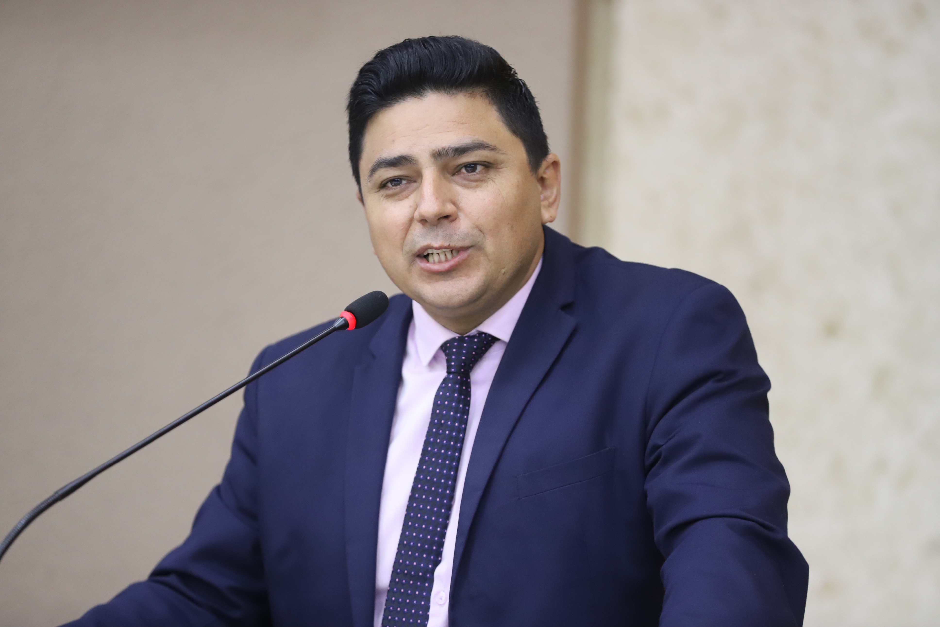 Célio encaminha demandas para Obras e Trânsito