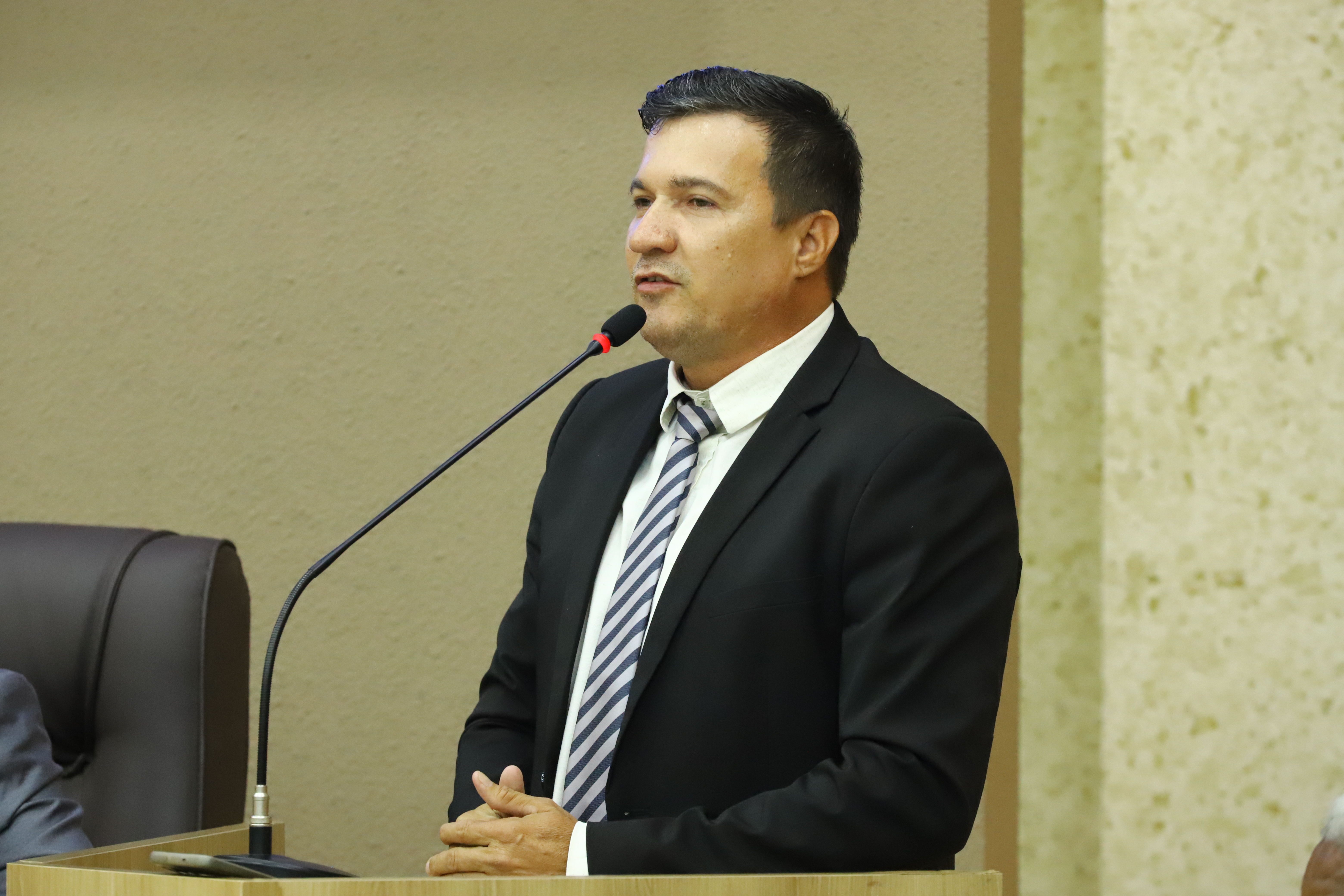 Celsinho solicita construção de canteiro central na Av. das Itaúbas
