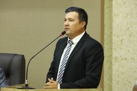 Celsinho solicita construção de canteiro central na Av. das Itaúbas