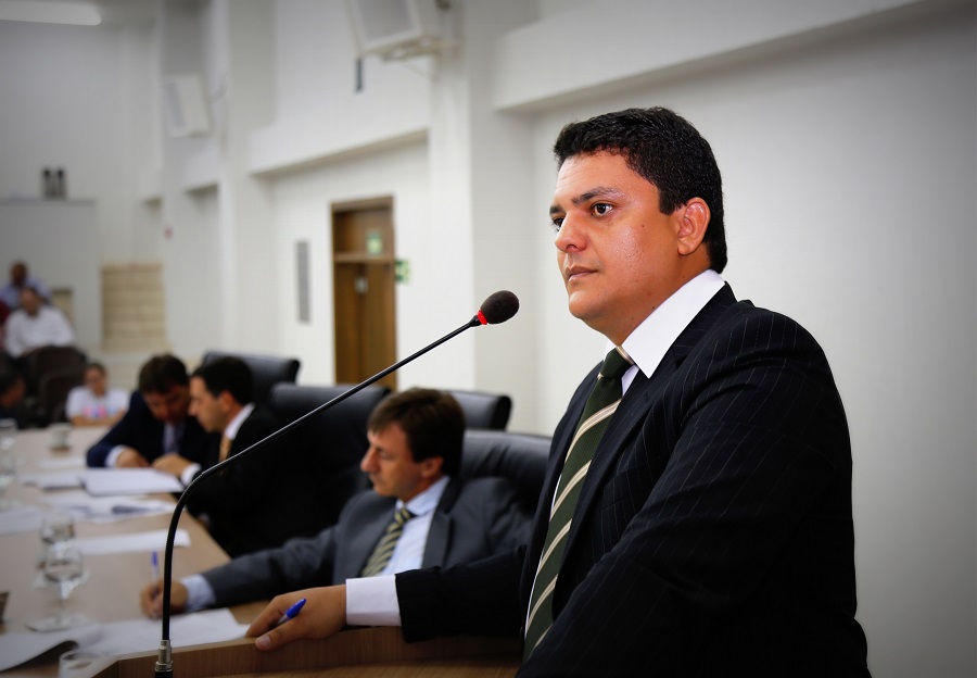 Claudio Santos cobra informação sobre processos administrativos tributários