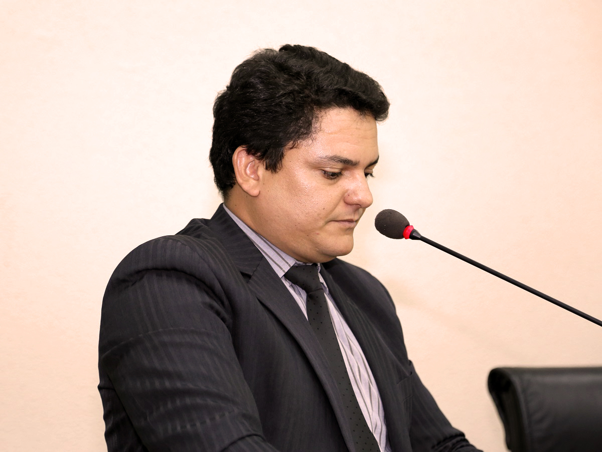 Cláudio Santos quer cópia da orientação do TCE sobre horário reduzido na prefeitura