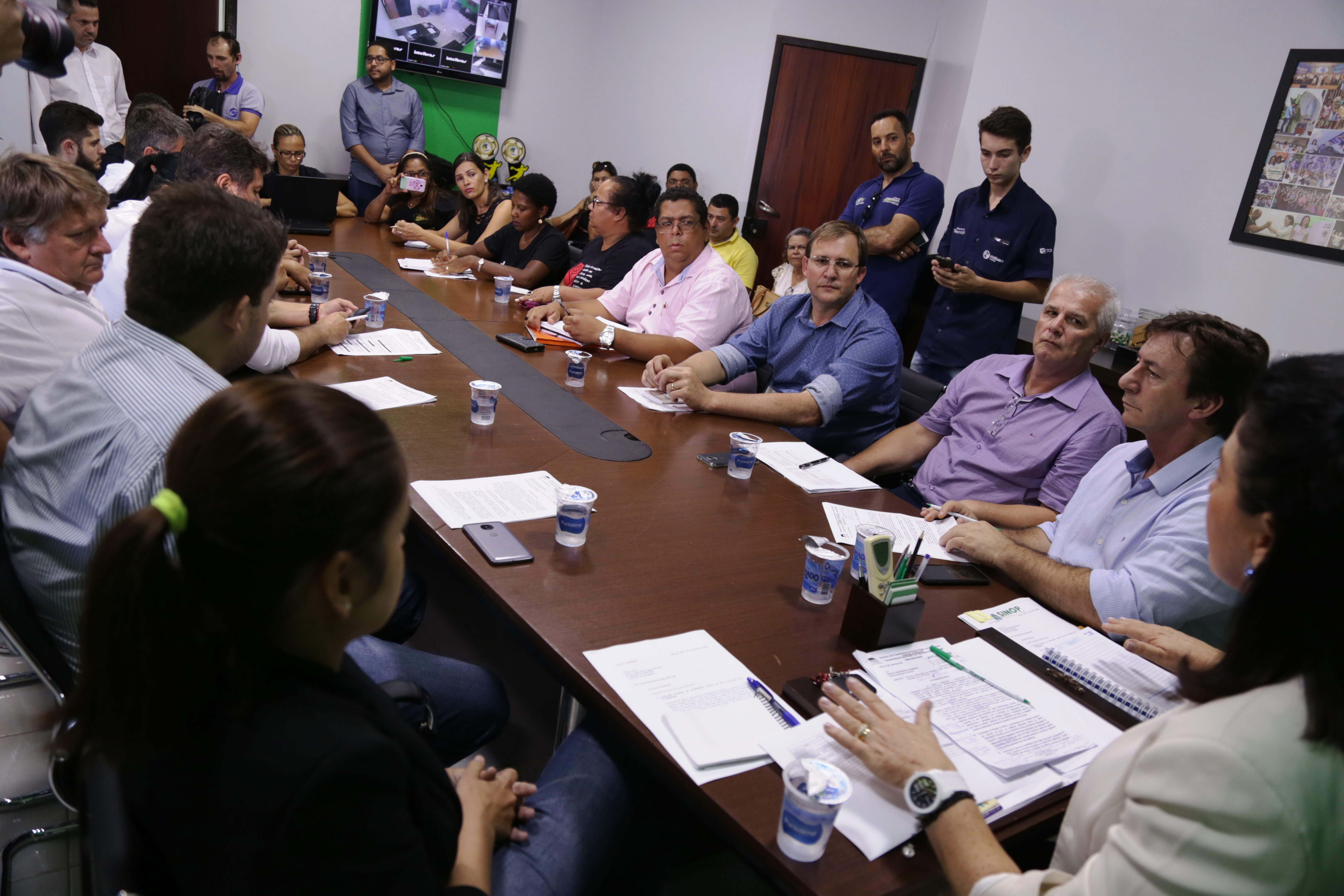 Com intermediação dos vereadores, professores e prefeitura chegam a acordo