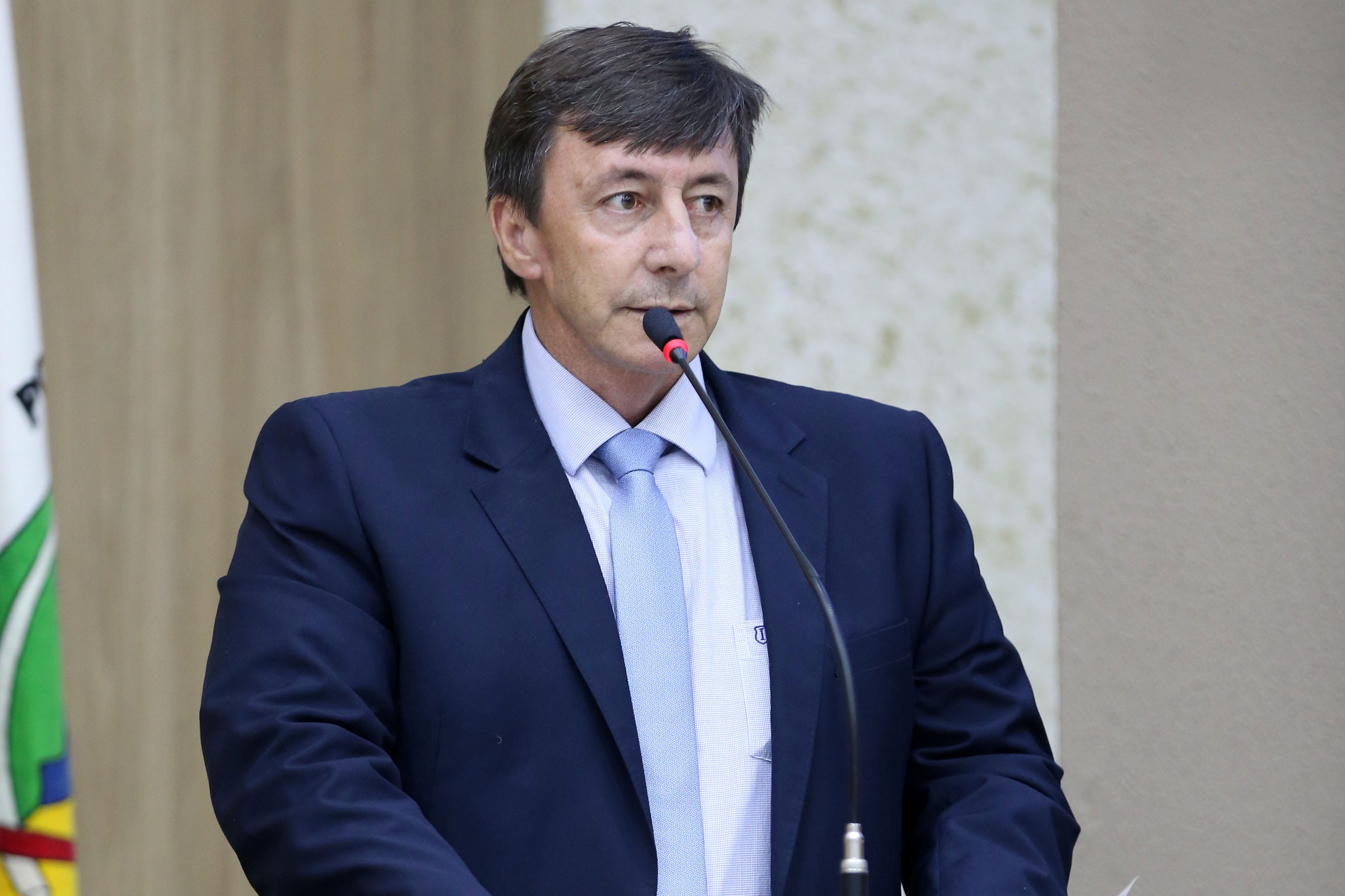 Debortoli cobra ponto de ônibus coberto para alunos do Alto da Glória 