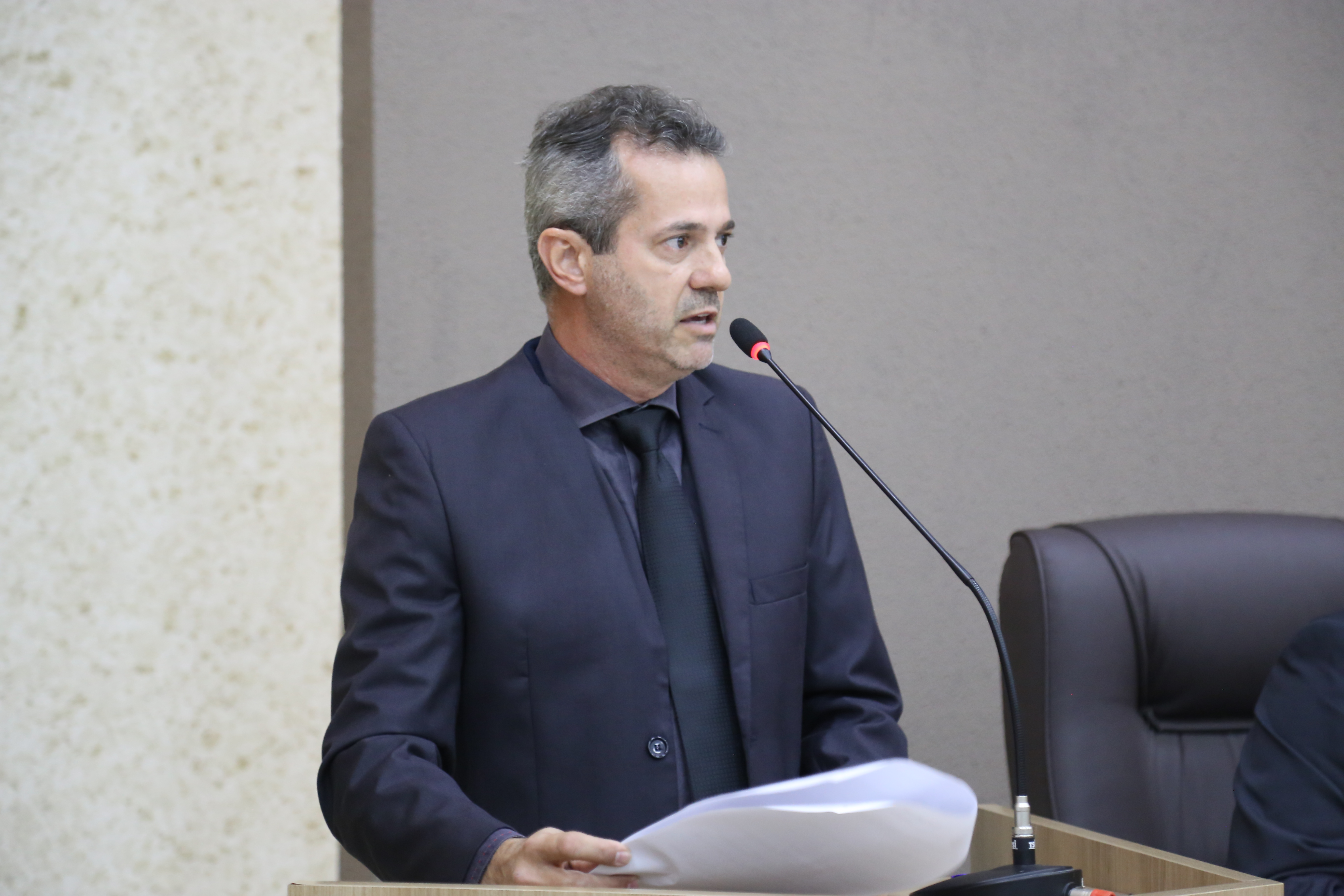 Dilmair sugere melhorias em infraestrutura de trecho da pista de caminhada nos fundos da Unemat