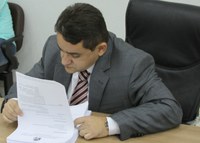 Hedvaldo cobra faixa elevada em frente a UPA