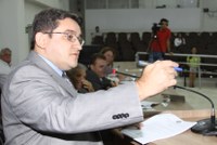 Hedvaldo cobra limpeza em vala e reparos em iluminação pública