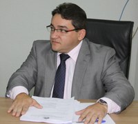 Hedvaldo cobra lombofaixa em frente de escola 