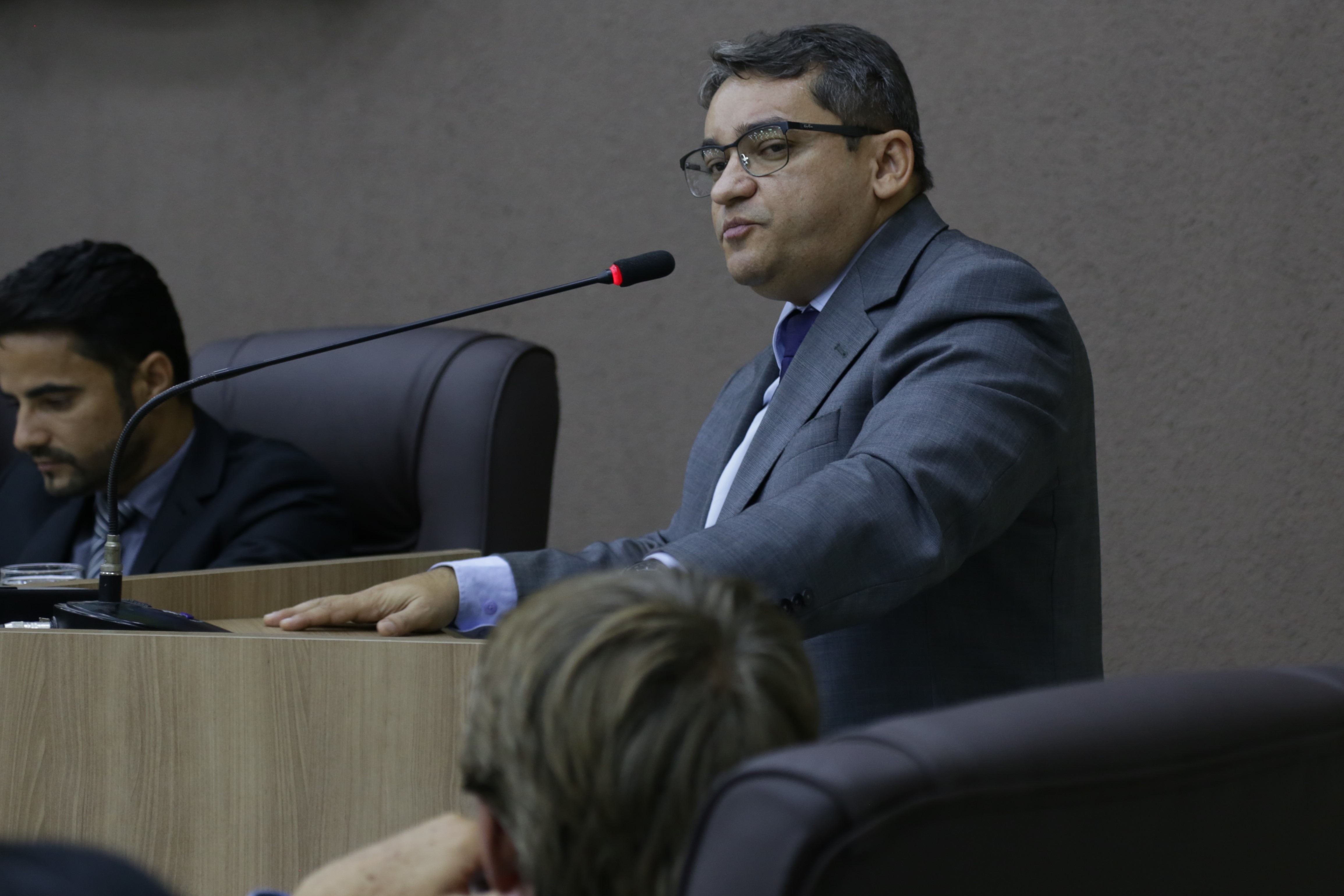 Hedvaldo Costa cobra sinalização de trânsito em escola