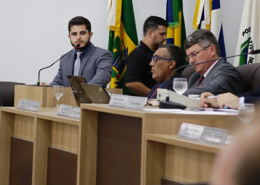 Ícaro solicita intervenção viária e limpeza de valetão com lixo