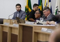 Ícaro solicita intervenção viária e limpeza de valetão com lixo