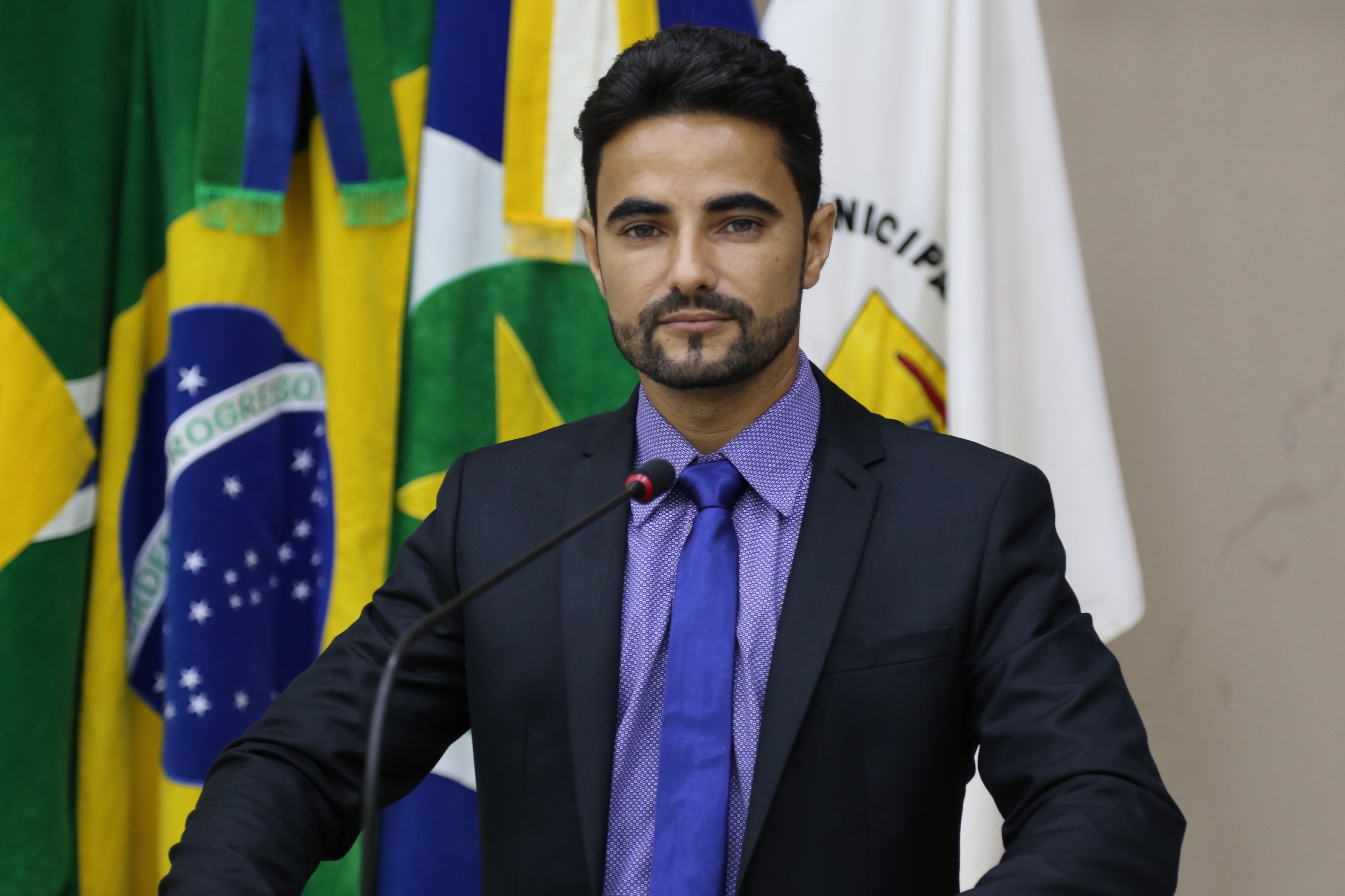 Joaninha pede asfaltamento de estradas  e contratação  de professores 