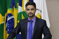 Joaninha pede asfaltamento de estradas  e contratação  de professores 