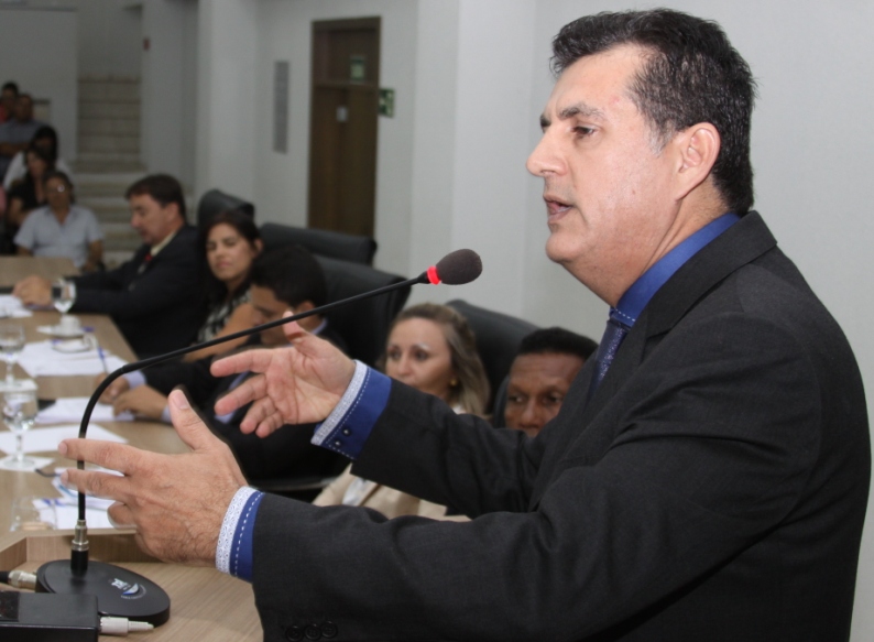 Júlio cobra benfeitorias para escola Maria de Fátima