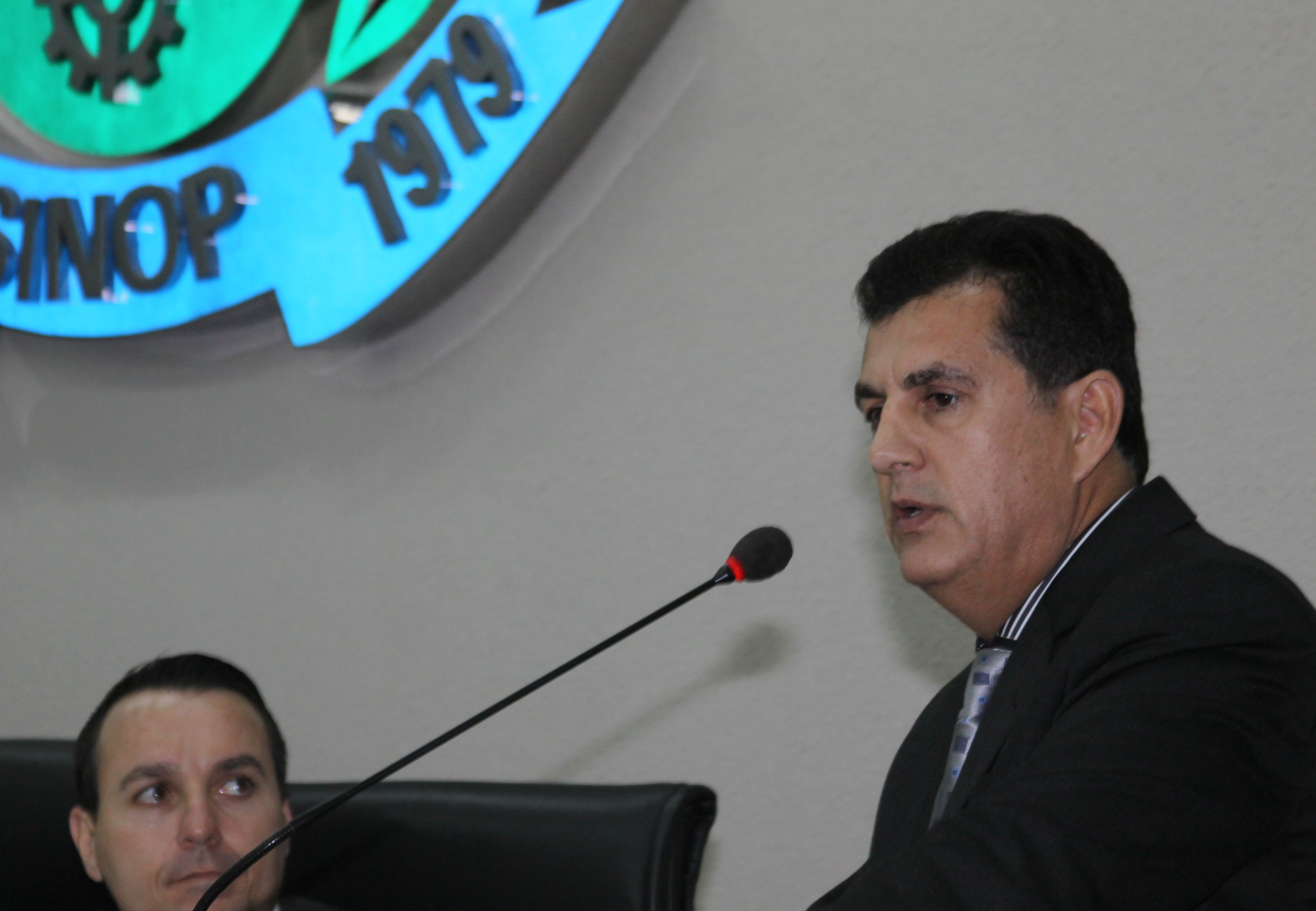 Julio Dias pede regulamentação de estacionamento na avenida dos Tarumãs