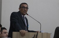 Lindomar pede recuperação de rua e construção de lombada 