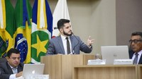 Munícipe reclama de fezes de animais em praças públicas e Ícaro faz indicação