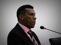 Negão pede construção de estacionameno e melhorias na iluminação pública