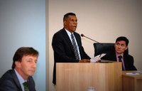 Negão do Semáforo pede pintura de sinalização e reforma em bocas de lobo