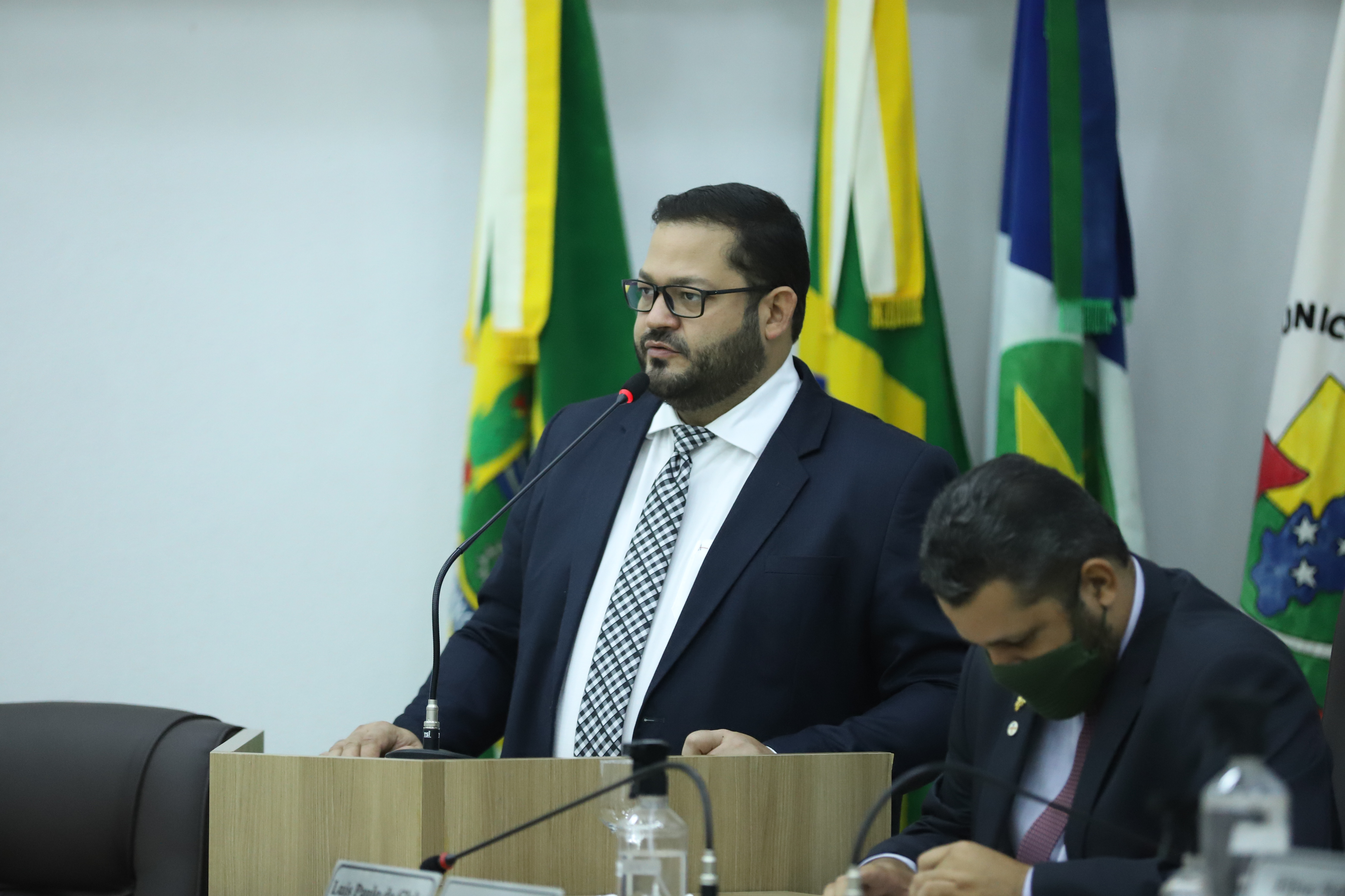 Paulinho requer informações sobre asfaltamento da Av. Oscar Niemeyer