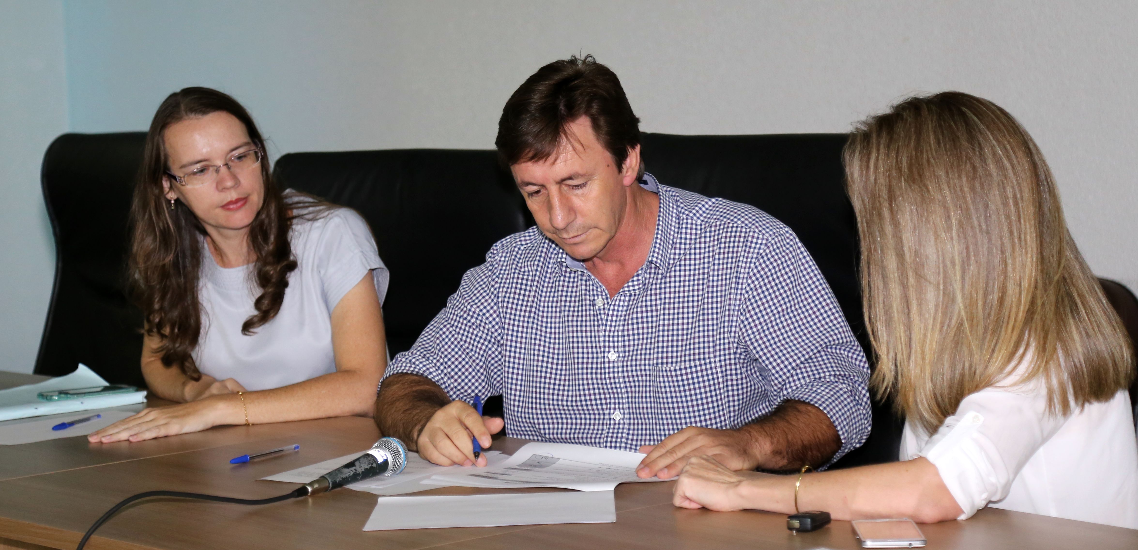 Por falta de participação dos munícipes, vereador encerra audiência pública