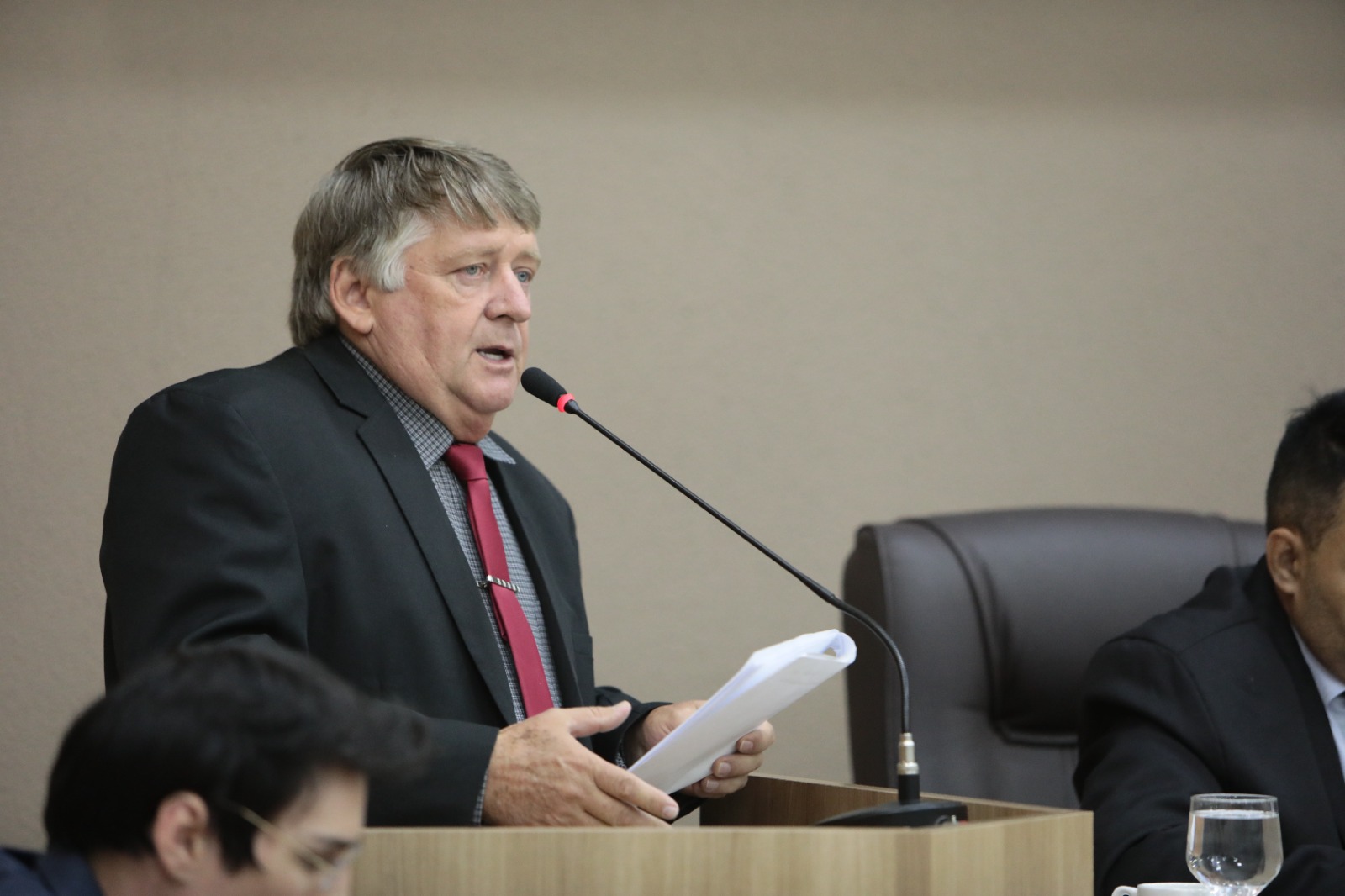 Presidente Remídio Kuntz homenageia servidor público e solicita melhorias viárias