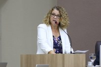 Profª Branca concede homenagem aos psicólogos de Sinop