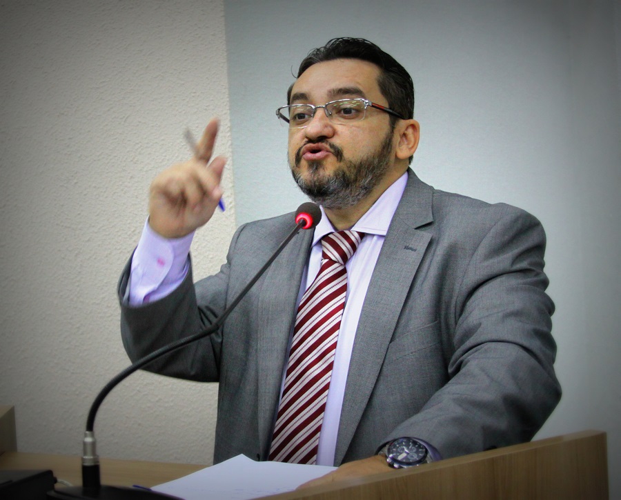 Professor Hedvaldo pede revitalização de praça no jardim Vitória Régia