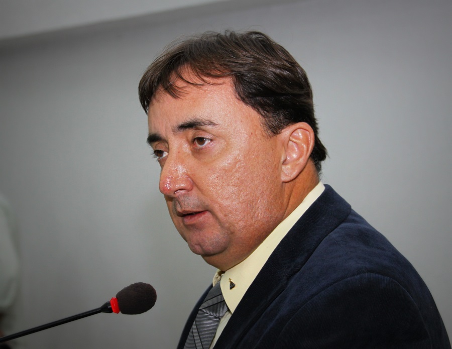  Professor Wollgran pede melhorias na estra em chácar e reparos na iluminação pública