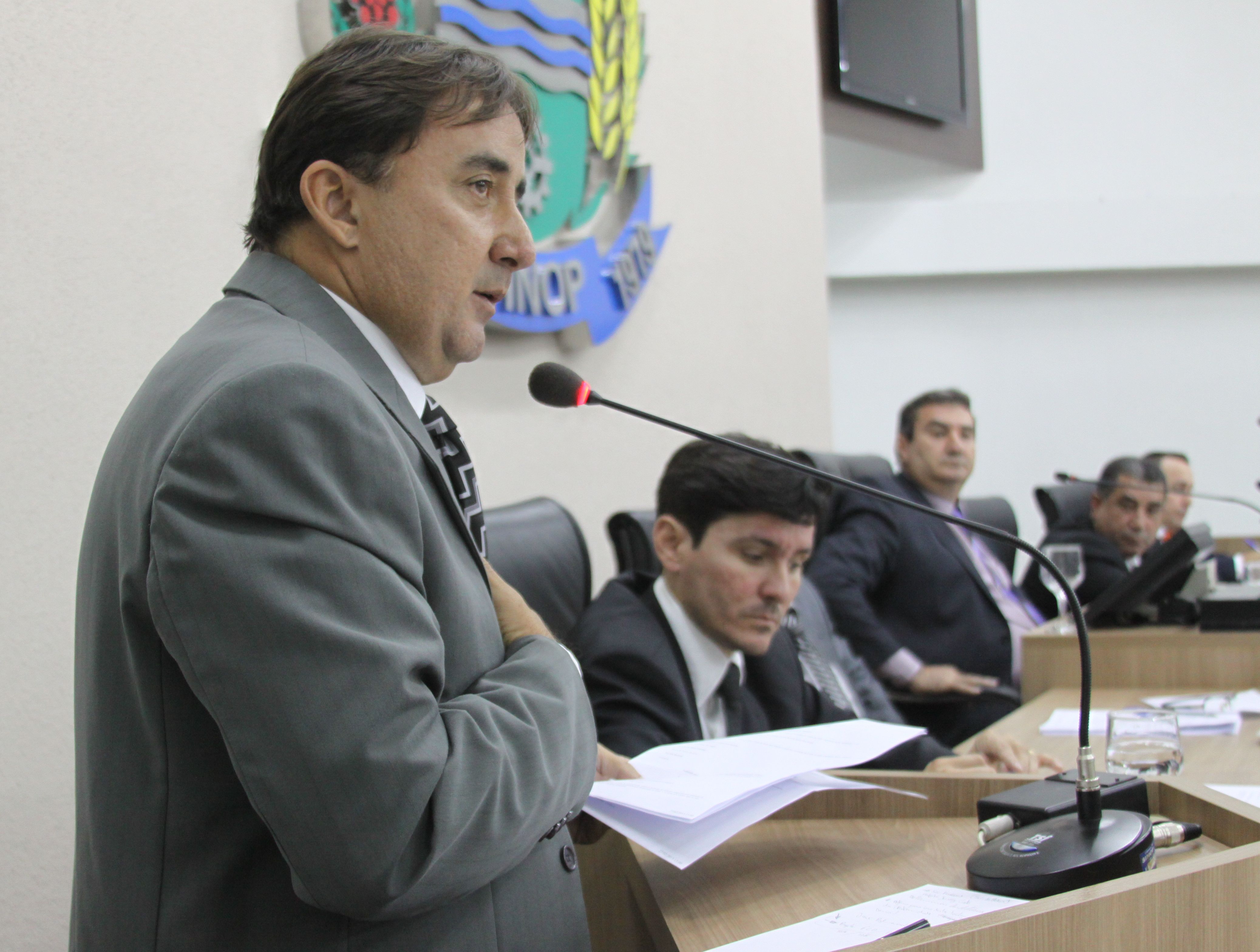   Professor Wollgran pede tapa buracos e limpeza de terreno público