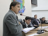   Professor Wollgran pede tapa buracos e limpeza de terreno público