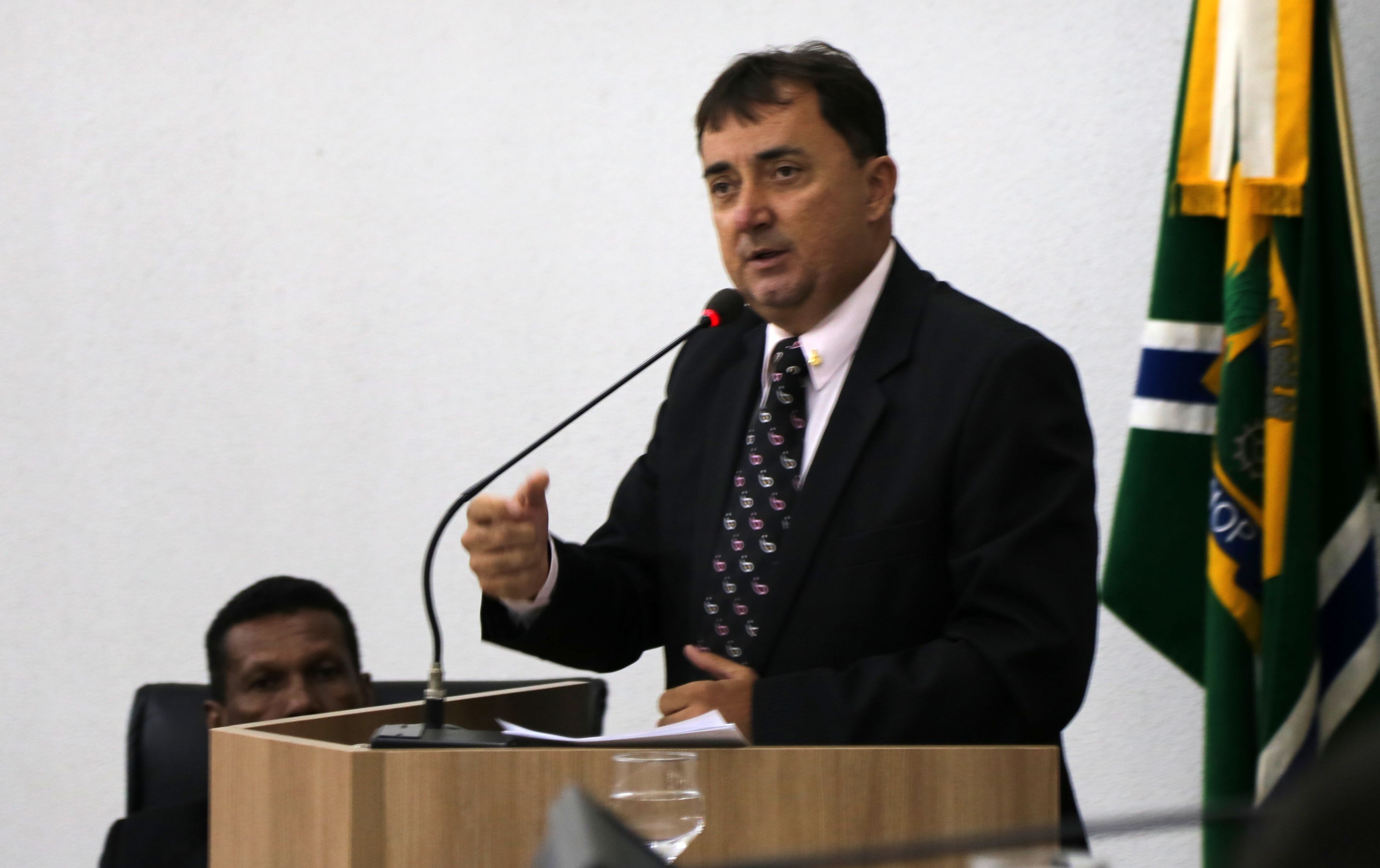 Professor Wollgran solicita construção de pista de caminhada