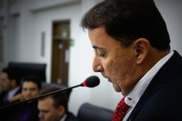 Professor Wollgran solicita patrolamento de rua e limpeza de praça