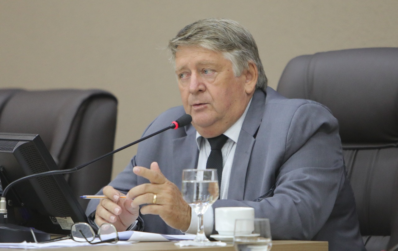 Remídio Kuntz solicita melhorias em rotatória e iluminação na UPA sinopense