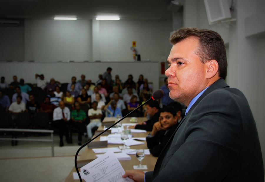Roberto Trevisan cobra manutenção de quadras esportivas em praça no centro