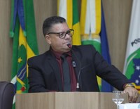 Toninho Bernardes homenageia advogado e sugere melhorias em infraestrutura