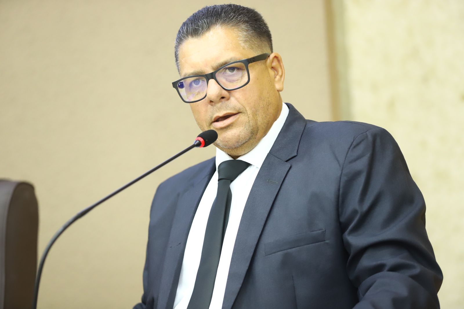 Toninho cobra manutenção em equipamentos de academia pública