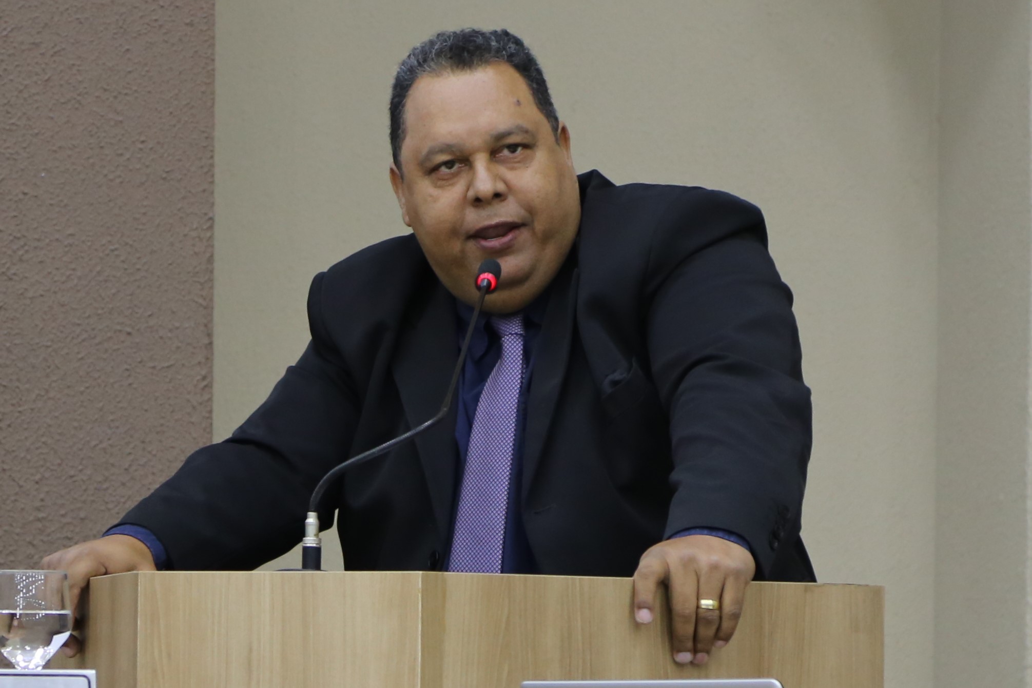 Tonny solicita limpeza e troca de lâmpadas no setor industrial Norte 