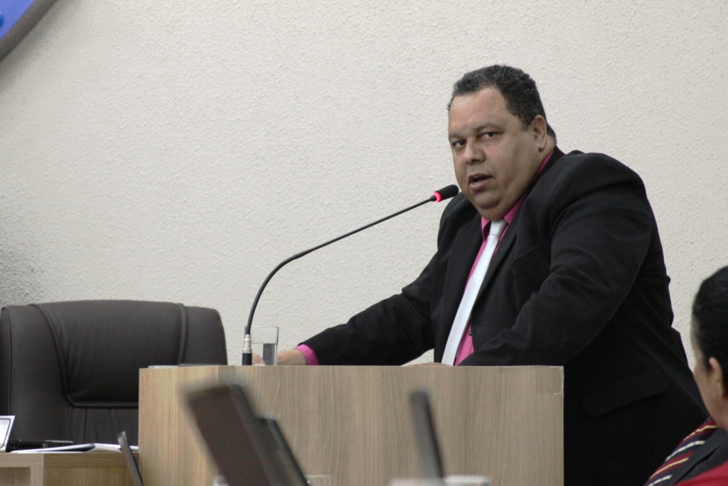 Tony pede construção de faixa de trânsito em frente à escola