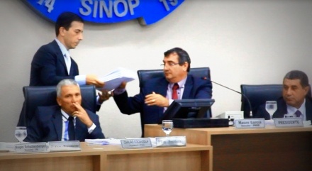 Transporte escolar: comissão de educação entrega relatório ao presidente Mauro Garcia