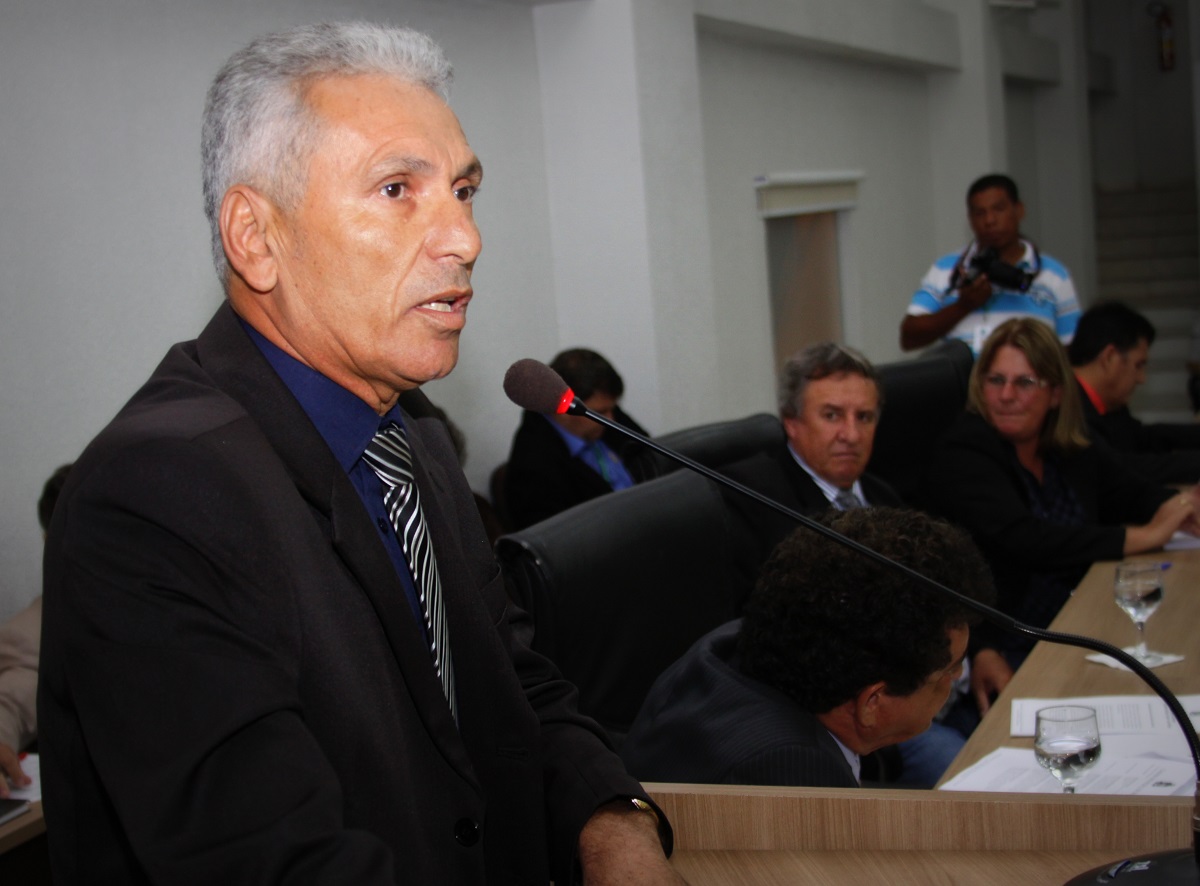 Vereador Carlão Coca-Cola pede instalação de semáforo e academia popular